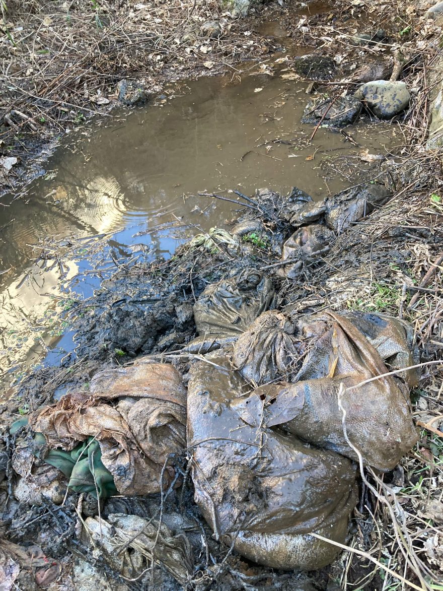 溜池の底に埋められていた土嚢袋の土はグライ化して腐臭を放っていました