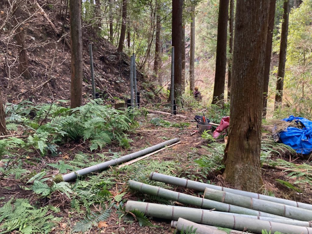 竹を使った縄文トイレの作業現場
