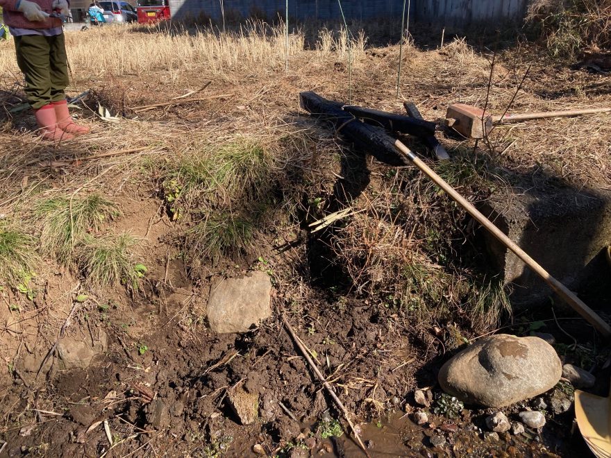 沢の縁の崩れているところ（作業前）