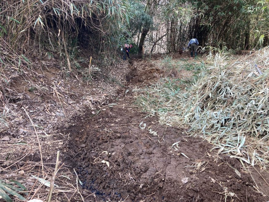 斜面変換線に溝を掘り、水と空気の抜きの機能を設けました