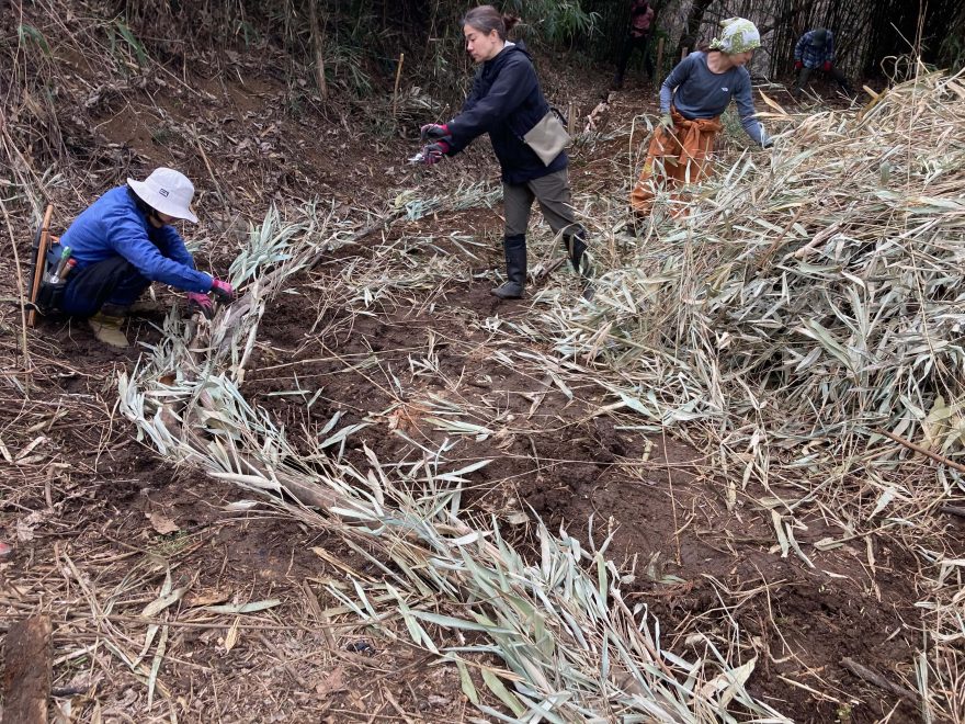 溝に竹炭、資材を組み込んで、通気通水・保水保気・耐圧・濾過の機能が維持されるようにします