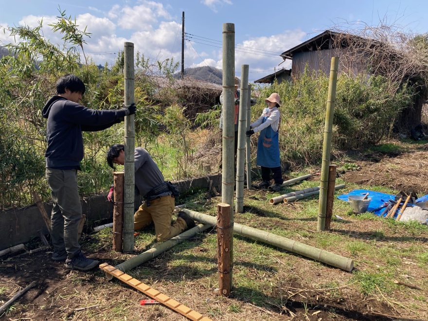 杉の丸太杭に竹の支柱を番線で固定
