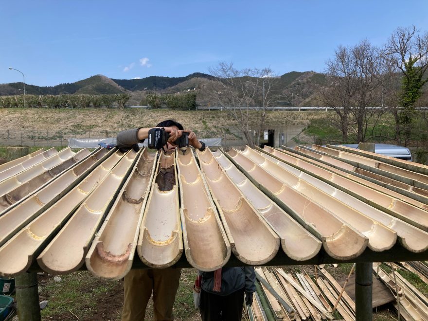 この上に割り竹を被せます