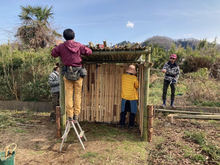 壁は割り竹を並べてできる自然の隙間を、風通しとして利用しました