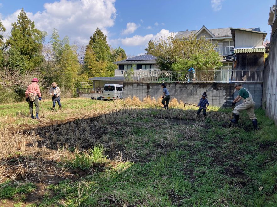 ここは昨年も田んぼとして使われていたので、土は柔らかめでした