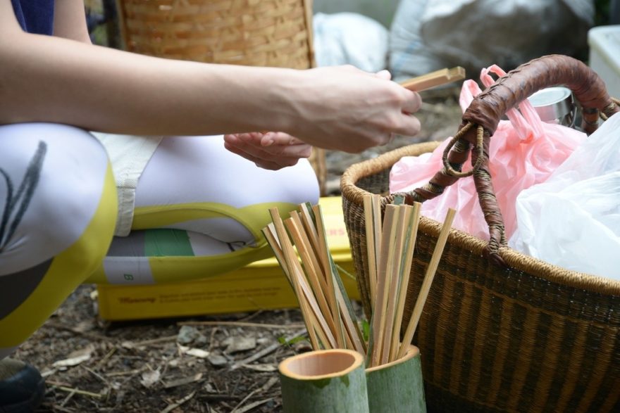 竹を切ってコップや箸を作ります