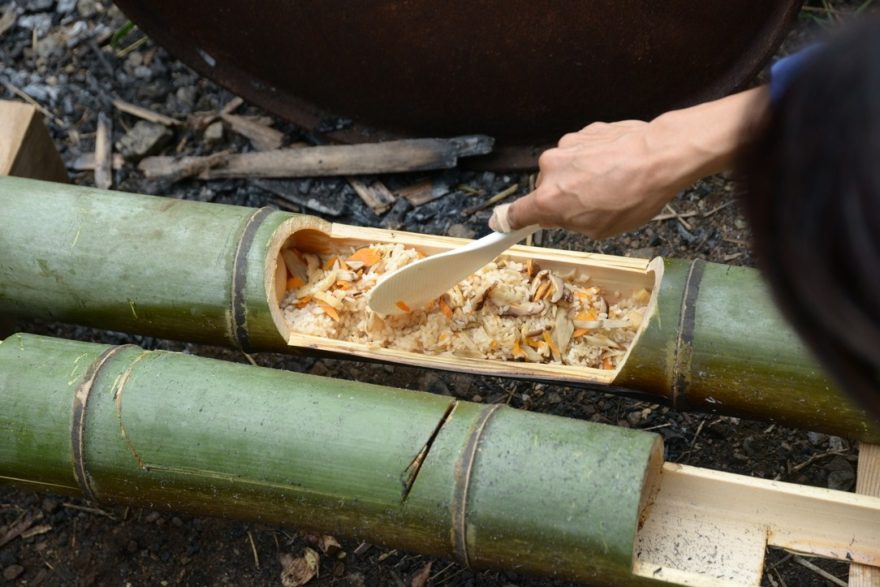 竹でお米を炊き上げます