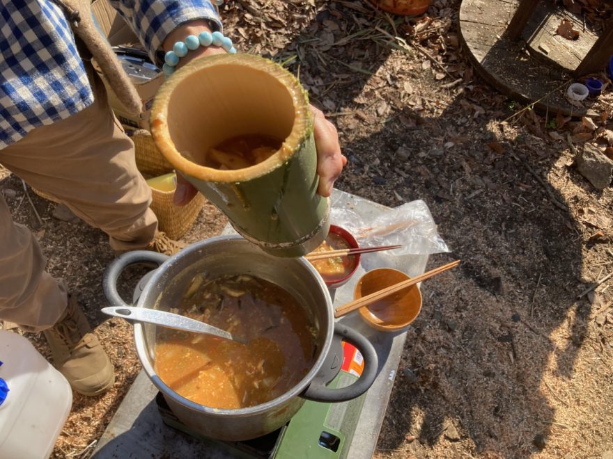 縄文ファームくだもの畑(左は竹の間伐材で作った縄文トイレ)